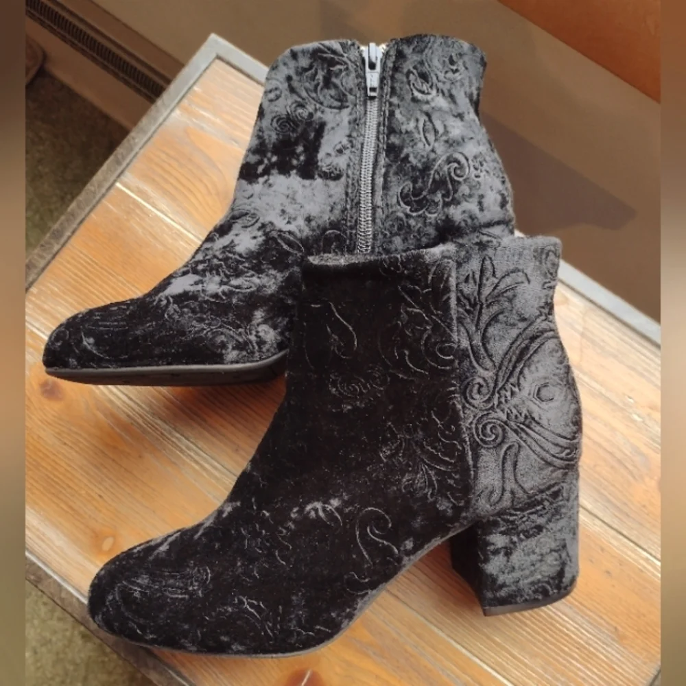 Beautiful! Velvet w/Embroidered Paisley Pattern Ankle Boot Size 8 Med NWOT - Picture 2 of 14